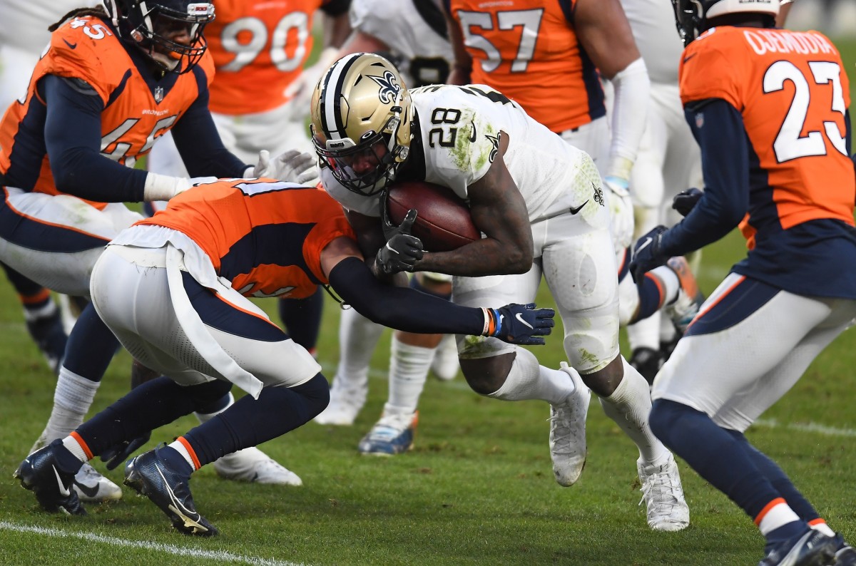 New Orleans Saints running back Latavius Murray (28) carries against the Denver Broncos. Mandatory Credit: Ron Chenoy-USA TODAY 